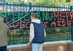 Calais : devant la sous-préfecture, les agriculteurs dénoncent des aides insuffisantes face à la sécheresse