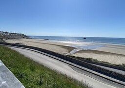 Le Portel : une trentaine de plaques d’hydrocarbure découvertes sur la plage, l’accès à la baignade interdit