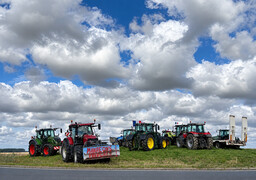 Forest-Montiers : plus de 180 agriculteurs mobilisés pour soutenir un projet de poulailler, une cinquantaine d’opposants également présents