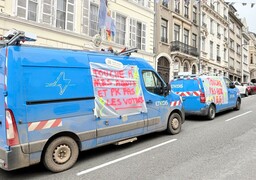 Boulogne-sur-Mer : les agents du gaz et de l'électricité manifestent devant la sous-préfecture