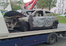 Boulogne-sur-Mer : une voiture détruite par les flammes dans le quartier de Beaurepaire
