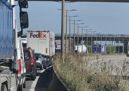A16 : un mort dans un violent face à face entre un poids lourd et une voiture près de Calais