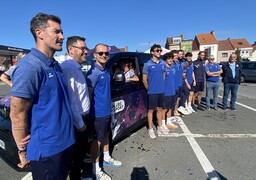 Volley : Le LISSP Saint-Pierre Calais gagne un minibus électrique grâce aux clients du Club de Sport Carrefour !