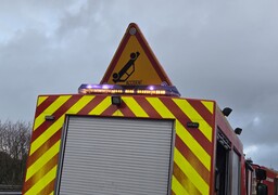 A16: un utilitaire s'encastre dans un poids-lourd, intervention des pompiers en cours à la jonction avec l'A26