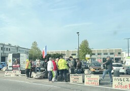Un petit groupe de Gilets jaunes mobilisé à Boulogne-sur-Mer ce samedi.
