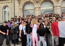 Berck-sur-Mer : une soixantaine de lycéens défilent en ville.