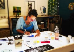 Montreuil-sur-mer : Hélène Triboulet fait briller son art du verre à l’international !