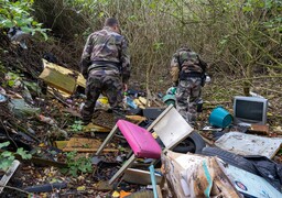 Verton : fauteuils, télévisions, pneus… un dépôt sauvage impressionnant découvert en pleine nature !