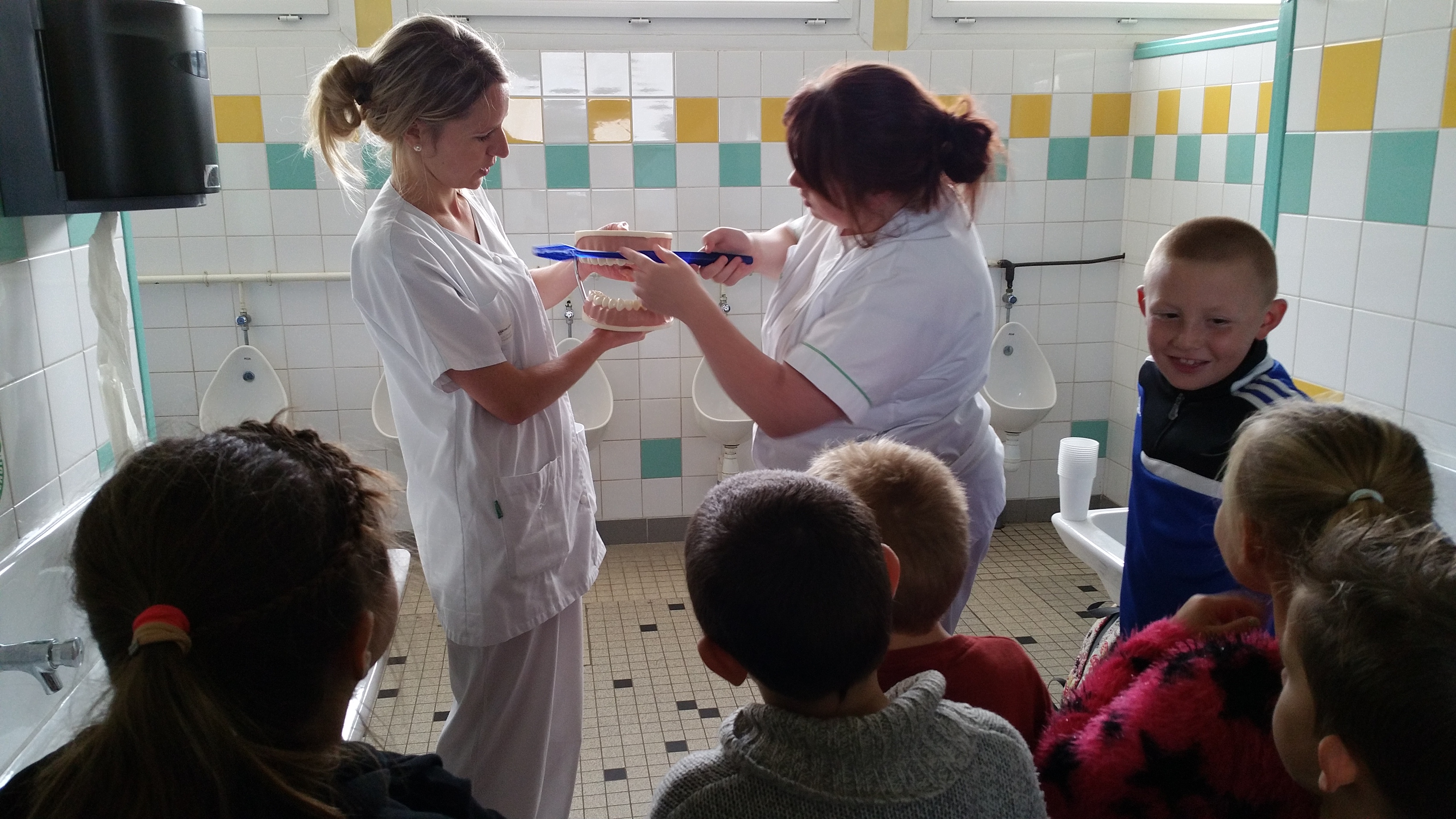 Santé: 700 élèves des écoles primaires de Boulogne ont suivi un cours de brossage de dents !