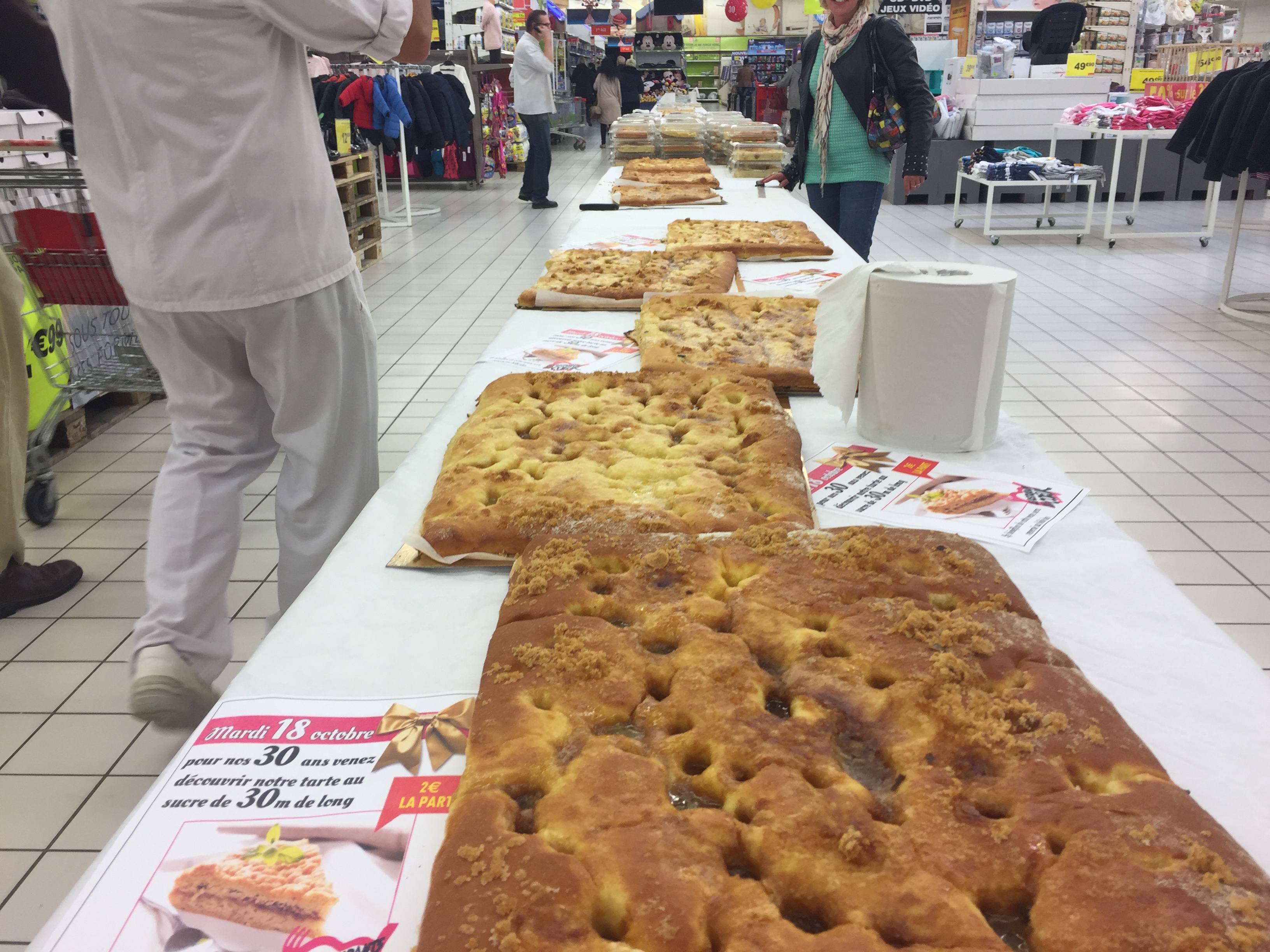 Une tarte au sucre de 30 mètres de long vendue au profit des "restos bébé" par Auchan Calais.