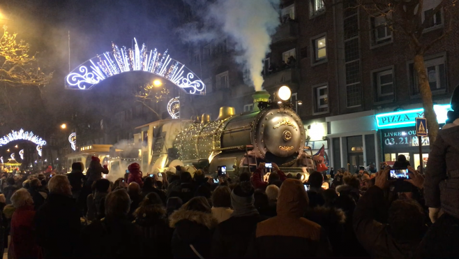 Marée humaine pour la grande parade de Noël à Calais