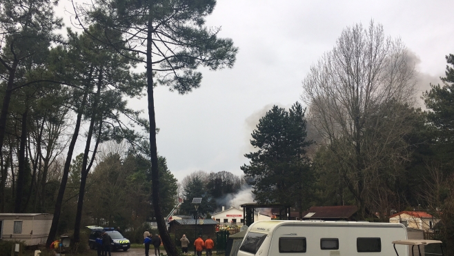 Un incendie est en cours à Camiers au camping « La dune blanche »