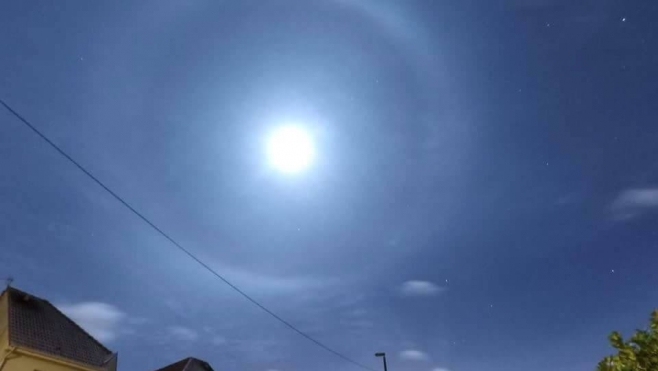 Calais: un halo lunaire dans le ciel cette nuit