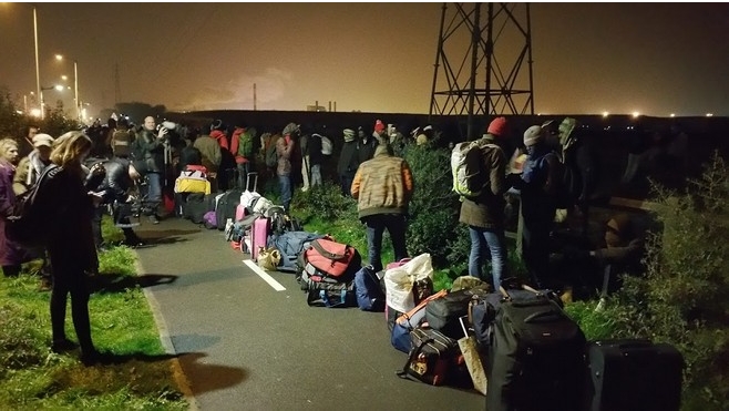 Discrètement, les migrants sont de retour à Calais.