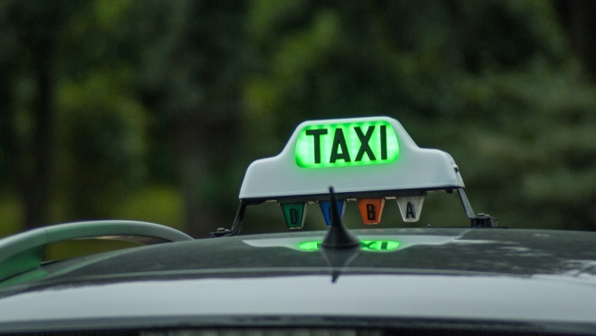 Un chauffeur de taxi mis en examen pour avoir convoyé des migrants