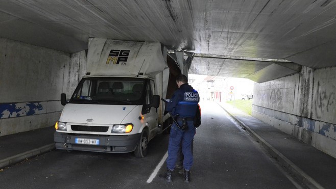 Une camionnette se coince sous un pont à Wimille !