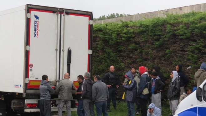A Calais, malgré l'interdiction,