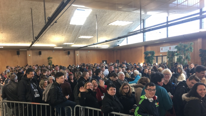 Affluence pour obtenir sa place pour le « Calais Live »