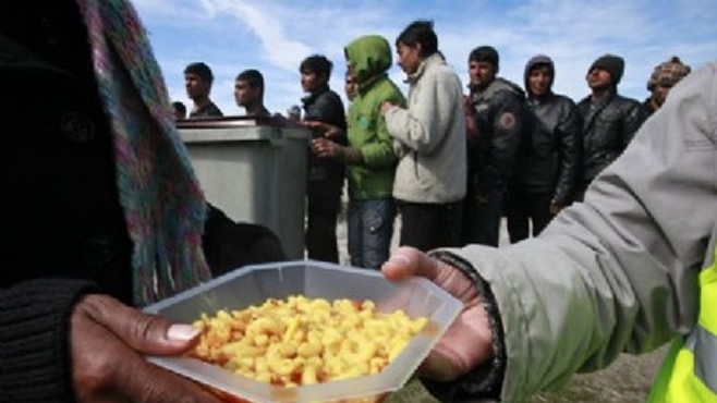 Calais : la justice suspend l'arrêté empêchant la distribution de repas aux migrants