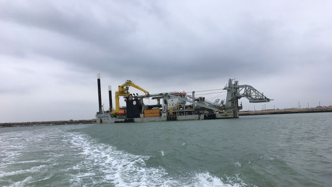 La drague « Magellan » creuse « Calais port 2015 »