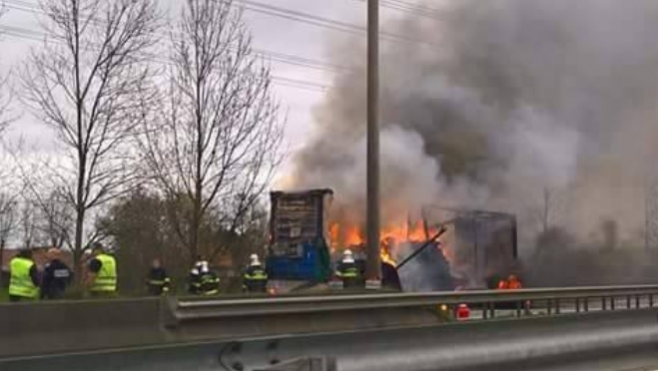 Un camion en feu sur l'A16 au niveau de Saint Folquin