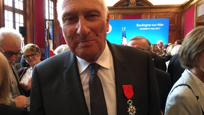 Le maire de Saint Léonard a reçu les insignes de chevalier de la légion d’honneur.