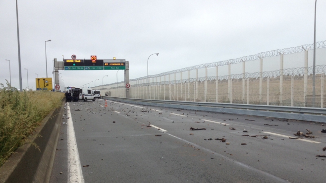A16 Calais : un barrage enflammé établi cette nuit par des migrants