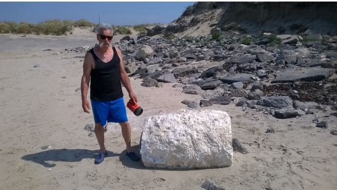 Un bloc de 200 kilos de paraffine a été trouvé échoué à Loon Plage !