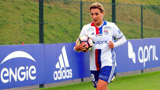 La calaisienne Claire Lavogez championne d'Europe de foot !