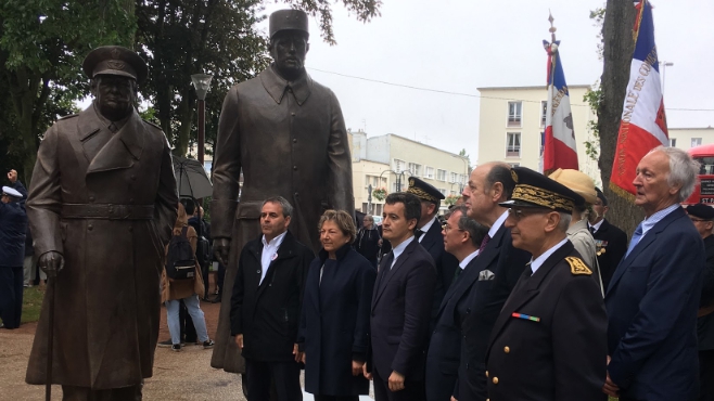 Deux statues en bronze de Churchill et De Gaulle sont installées à l'entrée du Parc Richelieu de Calais.