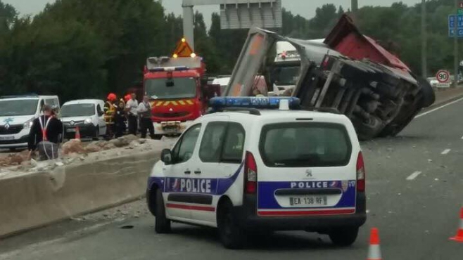 Spectaculaire accident sur l'A16 mercredi après-midi à Coquelles.