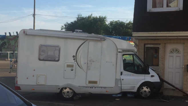 Calais: un quartier confiné après un accident de camping car volé