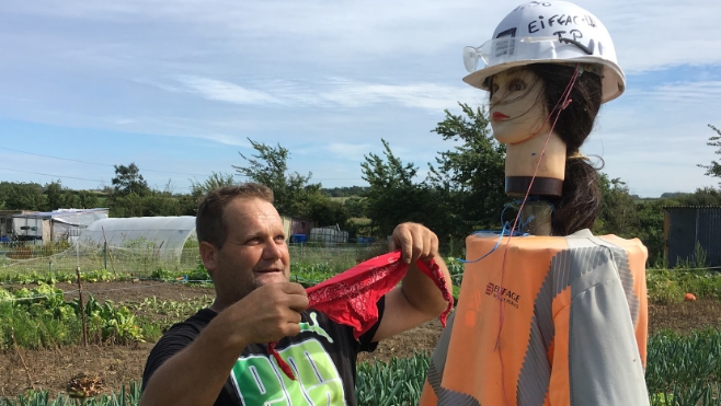 A Marquise, les jardiniers dressent des épouvantails pour rire !