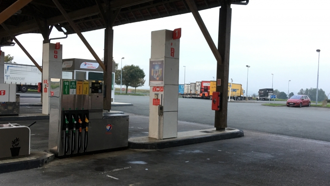 A16 : l'aire de l'épitre interdite aux routiers la nuit. 