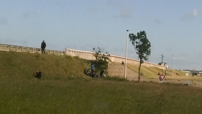 Migrants : nouveaux barrages érigés cette nuit sur la rocade de Calais