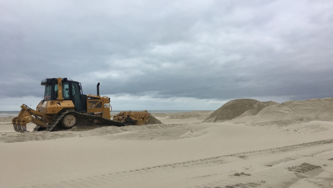 Derniers coups de pelleteuses sur la plage de Berck pour le Beach Cross ce week-end 