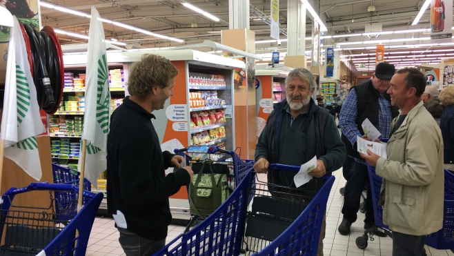 Les agriculteurs défendent une meilleure répartition des marges lors d'une action de tractage
