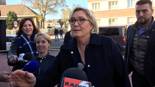 Marine Le Pen au commissariat de Calais