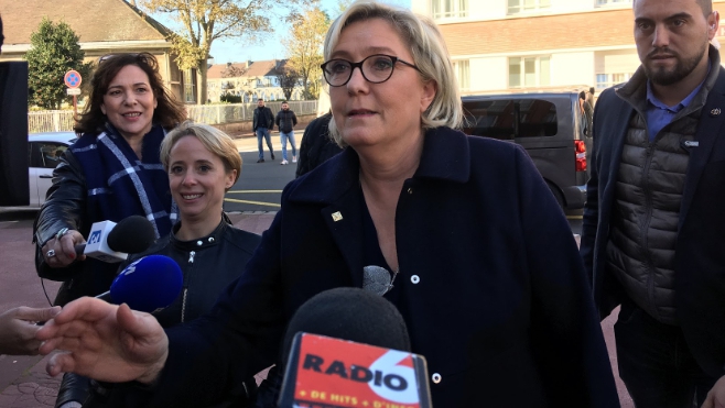 La députée FN Marine Le Pen s'invite au commissariat de police de Calais.