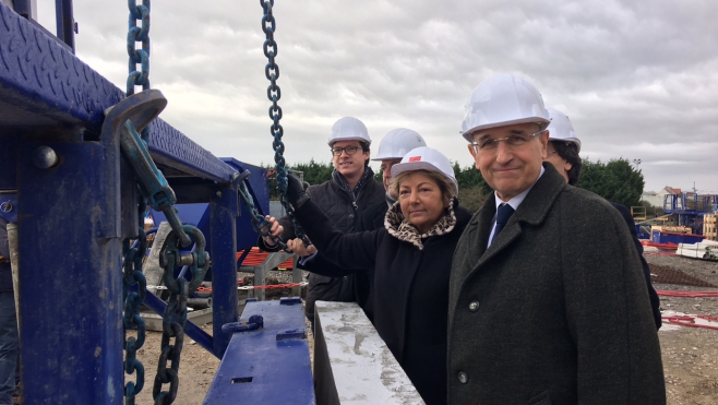 Pose de la 1ère pierre du centre Coluche à Calais