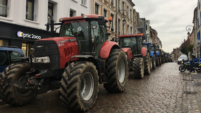 Près de 100 agriculteurs et leurs tracteurs ont manifesté à Montreuil 