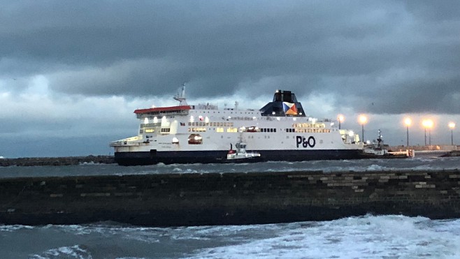 Echouage d'un ferry à Calais : l'opération de remorquage a pris de longues heures