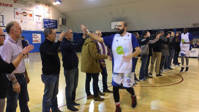 Soirée victorieuse pour le Calais Basket pour son dernier match au marché couvert