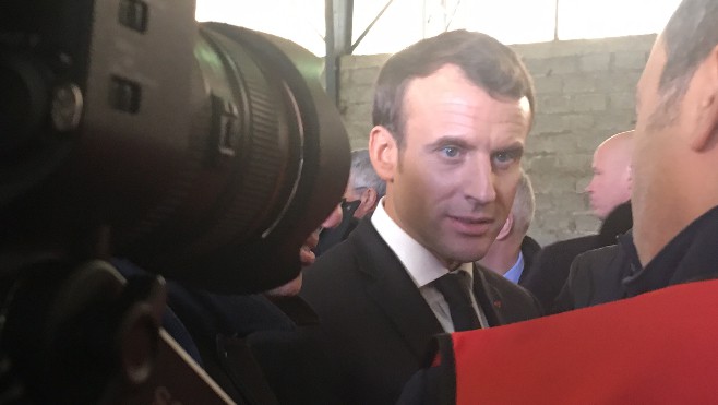 Emmanuel Macron remercie les forces de l'ordre et leur promet une prime exceptionnelle