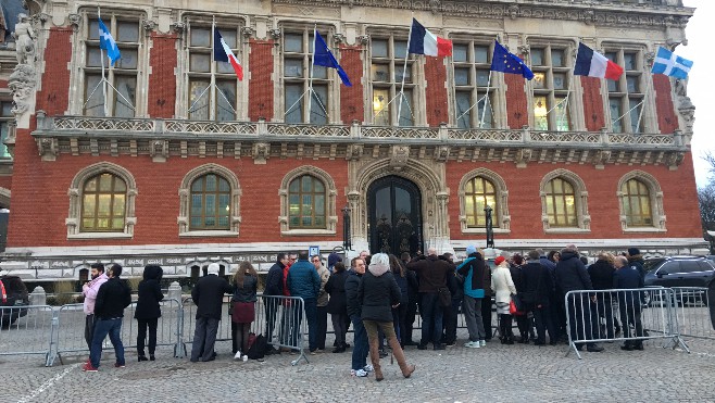 Une cinquantaine de personnes ont patienté des heures devant la mairie de Calais pour apercevoir le Président