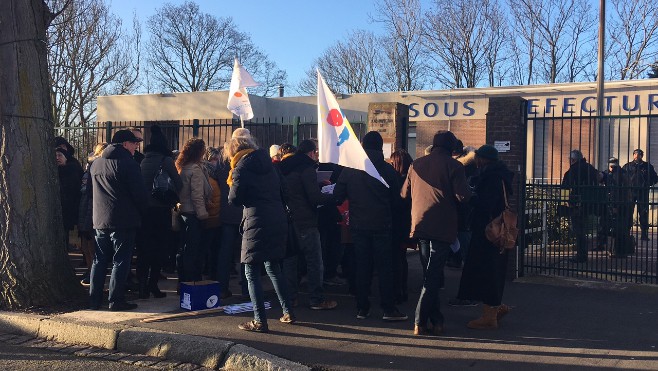 Rassemblement des directeurs d'école devant la sous-préfecture