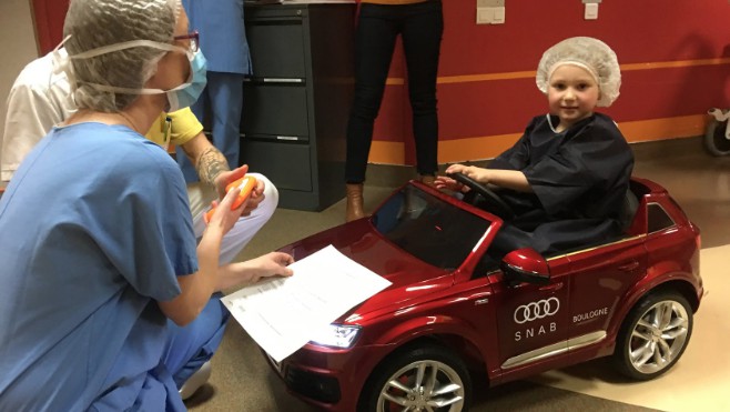 Des voiturettes électriques pour emmener des enfants en salle d’opération !