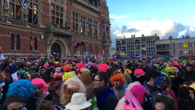 50.000 carnavaleux pour le traditionnel jeter de hareng à Dunkerque