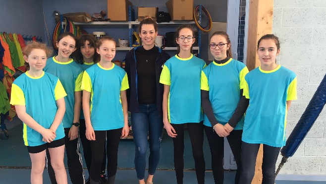 L’heptathlonienne Esther Turpin encadre une master-class d’athlétisme au collège de l’Europe à Ardres