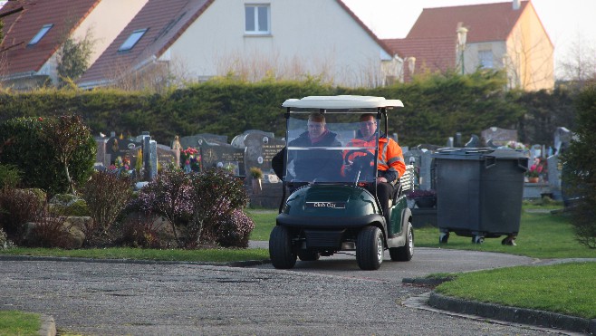 Etaples: des voiturettes de golf pour faciliter l'accès dans les cimetières